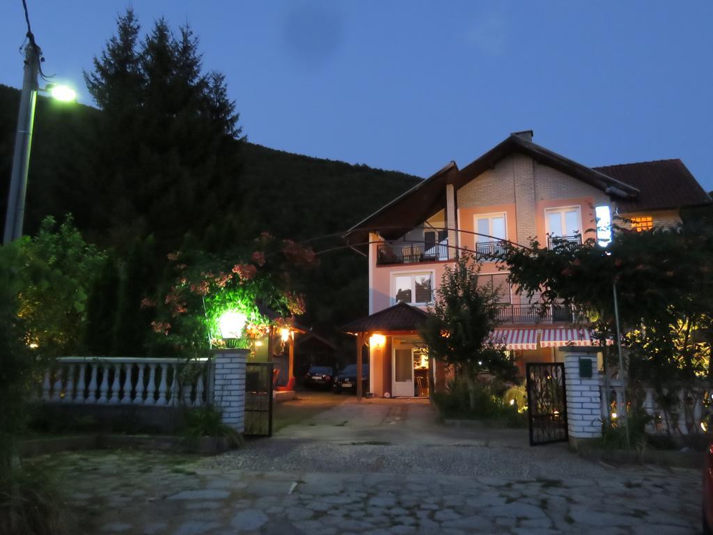 Villa Artemida Kulen Vakuf Exterior photo